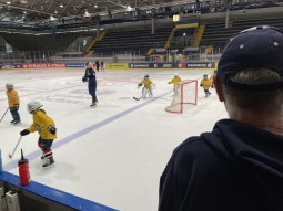 Auftakt Eistraining der Eishockeyschule